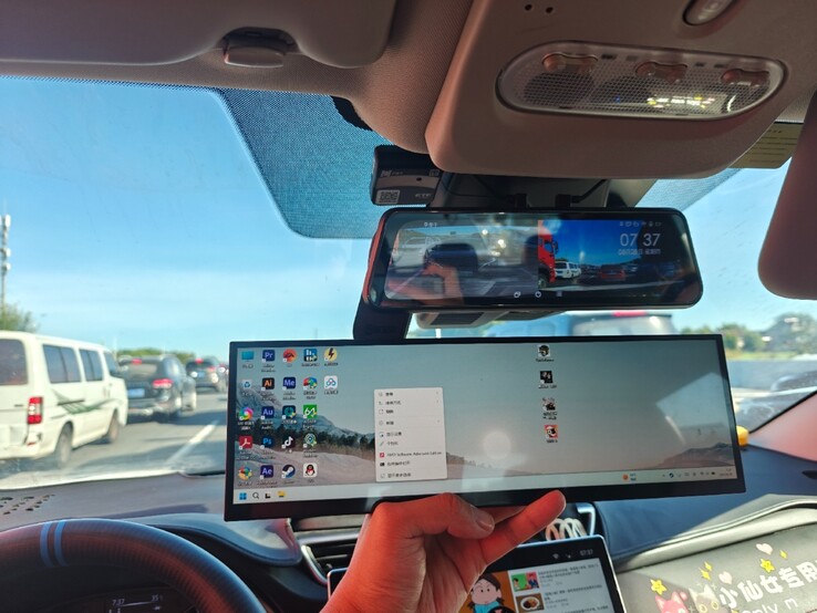Ultrawide DIY handheld w porównaniu do lusterka wstecznego. (Źródło zdjęcia: PureDIY via BiliBili)