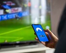 W dłoni trzyma się smartfon z uruchomioną aplikacją VPN