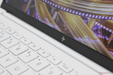 Zawiasy nie są zbyt mocne, ale pokrywa jest na tyle lekka, że chwianie się nie stanowi problemu