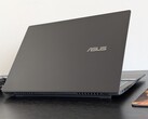 Nowy laptop Asus V16 oferuje dobrą wartość za mniej niż 1000 USD, ale jego całkowicie plastikowa obudowa rozczarowuje w naszych dogłębnych testach (źródło zdjęcia: Notebookcheck)