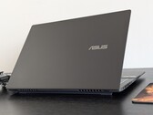 Nowy laptop Asus V16 oferuje dobrą wartość za mniej niż 1000 USD, ale jego całkowicie plastikowa obudowa rozczarowuje w naszych dogłębnych testach (źródło zdjęcia: Notebookcheck)