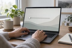 Ręce na klawiaturze laptopa, suwak po lewej stronie ekranu