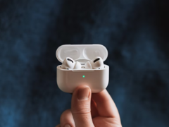 SPR AVS (Spatial Relay Audio-Visual Sync) został po raz pierwszy wdrożony przez Apple w iPhone 17, AirPods Pro 3 i Vision Pro. Na zdjęciu - słuchawki AirPods Pro. (Źródło zdjęcia: Omid armin na Unsplash)