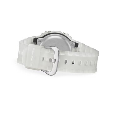 Widok z tyłu na półprzezroczysty pasek z żywicy oraz klamrę w modelu G-Shock DW-5600TNT-7.