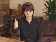 Twórca gier Nintendo Masahiro Sakurai siedzi przy stole (źródło zdjęcia: The Guardian)