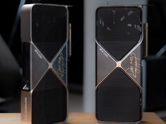 Dwie karty Founders Edition podpisane przez Jensena Huanga. (Źródło zdjęcia: Nvidia) 