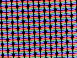 Wyświetlacz LC wykorzystuje klasyczną matrycę subpikseli RGB składającą się z czerwonej, niebieskiej i zielonej diody elektroluminescencyjnej.