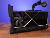 RTX 4090 FE ledwo mieści się w zewnętrznej obudowie GPU Razer Core X Chroma. (Źródło obrazu: Jarrod's Tech)