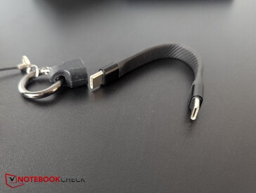 ...bardzo szybki, krótki kabel USB-C do transmisji danych i zasilania (do 240 W)