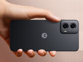 Moto G34 w jednym z dwóch premierowych kolorów. (Źródło zdjęcia: Motorola)