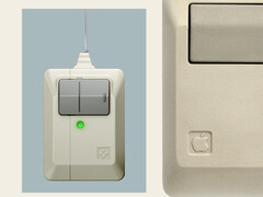 Nowe akcesorium AirPods Pro 3 firmy Spigen obok oryginalnej myszy Macintosh Apple.