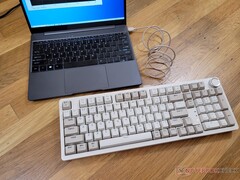 JamesDonkey RS2 to nowoczesna bezprzewodowa klawiatura mechaniczna o wyglądzie retro lat 90