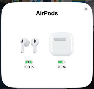 Po otwarciu etui na iPhonie pojawia się wyskakujące okienko.