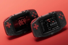 Konkr Pocket Advance w edycji specjalnej dla programistów posiada czerwone przyciski i półprzezroczystą obudowę.