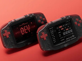Konkr Pocket Advance w edycji specjalnej dla programistów posiada czerwone przyciski i półprzezroczystą obudowę.