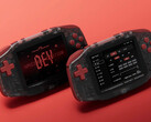 Konkr Pocket Advance w edycji specjalnej dla programistów posiada czerwone przyciski i półprzezroczystą obudowę.