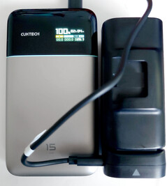 Ładowany przez inny power bank.