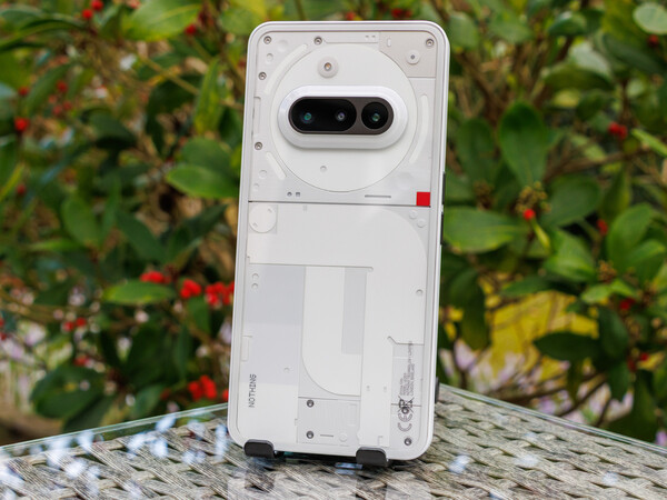 Nothing Phone (3a) Lite będzie dostępny w kolorze czarnym i białym, podobnie jak Nothing Phone 3a (na zdjęciu). (Źródło zdjęcia: Notebookcheck)