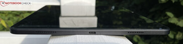 Po prawej: głośnik, USB-C 2.0, głośnik