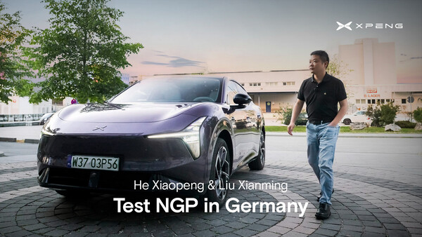 He Xiaopeng, dyrektor generalny i prezes zarządu firmy Xpeng, oraz Liu Xianming, dyrektor Centrum Inteligencji Ogólnej (GIC) firmy Xpeng, testują model NGP w niemieckim ruchu drogowym.