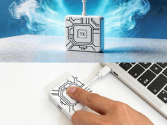 Dwa zdjęcia promocyjne nadajnika bezprzewodowego.