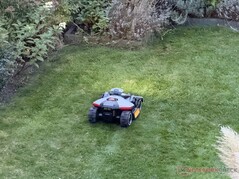 Luba 2 mini AWD 1000 podczas pracy o zmierzchu, z włączonymi światłami.