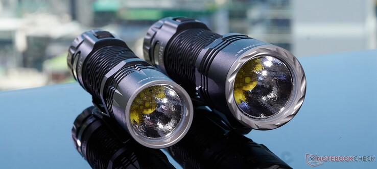 EDC33 (po lewej) i EDC35 (po prawej) firmy Nitecore. (zdjęcie: Andreas Sebayang/Notebookcheck.com)