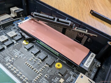 Podstawowe gniazdo M.2 2280 PCIe4 x4 NVMe + dodatkowa zatoka 2,5 cala SATA III na górze. Wyjmowany moduł WLAN znajduje się pod dyskiem SSD M.2