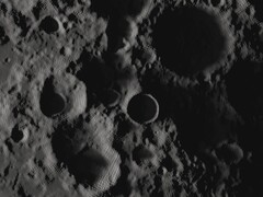 Krater Shackleton na południowym biegunie Księżyca (źródło zdjęcia: NASA; przycięte)