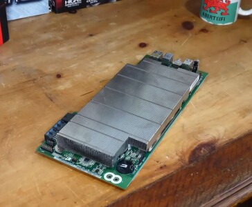 Płyta AMD BC250 z dużym pasywnym radiatorem (źródło obrazu: Budget-Builds Official via YouTube)