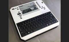Evertop PC to klon IBM XT z baterią o żywotności do 500 godzin i ładowaniem słonecznym. (Źródło obrazu: ericjenott via Github)