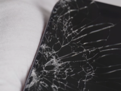 Wyświetlacz iPhone&#039;a 17 Pro (na zdjęciu) roztrzaskał się przy pierwszej próbie upuszczenia, choć później działał normalnie. (Źródło zdjęcia: Allstate Protection Plans/YouTube)