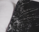 Wyświetlacz iPhone'a 17 Pro (na zdjęciu) roztrzaskał się przy pierwszej próbie upuszczenia, choć później działał normalnie. (Źródło zdjęcia: Allstate Protection Plans/YouTube)