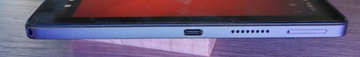Po prawej stronie: Port USB-C, głośnik, gniazdo microSD/SIM