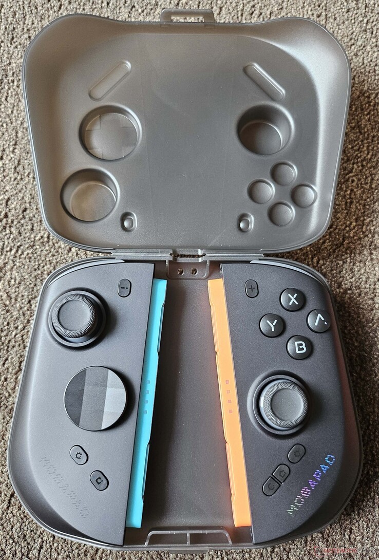 Etui chroni kontrolery Joy-Con, a także zapewnia miejsce na opcjonalny uchwyt.