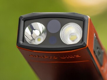Latarka Olight ArkPro Ultra posiada tryb światła rozpraszającego, punktowego, promieniowania UV oraz zielonego lasera.