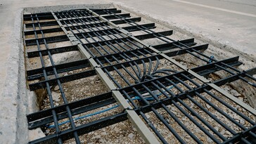 Departament Transportu stanu Indiana pokrył cewki nadajnika Purdue betonem drogowym. (Źródło zdjęcia: Kelsey Lefever/Purdue University)