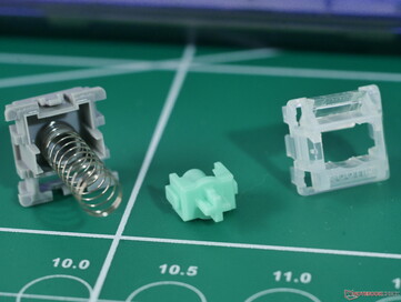 Demontaż przełącznika Wooting Lekker Tikken - na szynach przełącznika znajduje się cienka warstwa smaru, ale nie za dużo, aby czuć się ospale. (Źródło zdjęcia: Julian van der Merwe / Notebookcheck)