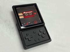 Nowy handheld Anbernic w jednej z dwóch zapowiadanych opcji kolorystycznych.