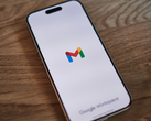 IPhone z logo Gmail na ekranie.