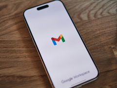IPhone z logo Gmail na ekranie.