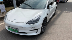 Model 3 uciekł dość bez szwanku (zdjęcie: Yan Chang/Twitter)