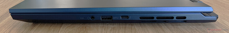 Po prawej: gniazdo audio 3,5 mm, USB-A 3.2 Gen.2 (10 GBit/s), USB-C 4.0 z Thunderbolt 4 (40 GBit/s, tryb DisplayPort ALT, Power Delivery)