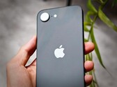 Podobnie jak przedstawiony na zdjęciu iPhone 16e, Apple iPhone 17e może oferować tylko jeden aparat z tyłu