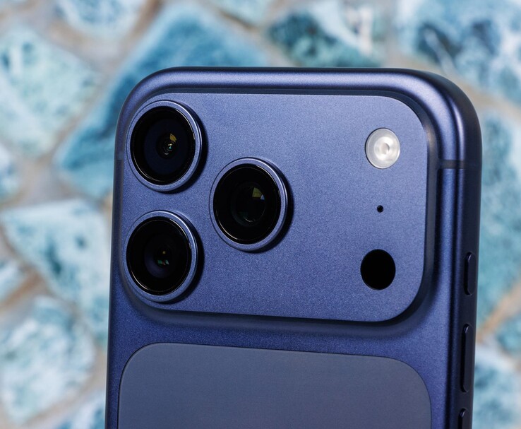 Zbliżenie modułu kamery Apple iPhone'a, ilustrujące przyszły potencjał integracji czujników LOFIC. (Źródło obrazu: Notebookcheck)