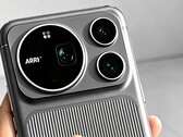 Zdjęcie modelu Honor Magic9 Pro Max, prawdopodobnie wygenerowane przez sztuczną inteligencję, na którym widoczny jest rzekomo aparat Arri z kwadratowym czujnikiem przedniego aparatu.