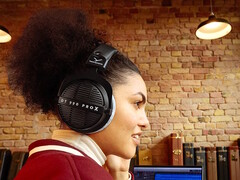 Beyerdynamic prezentuje profesjonalne słuchawki studyjne DT 990 PRO X z otwartym tyłem do produkcji audio. (Źródło zdjęcia: Beyerdynamic)