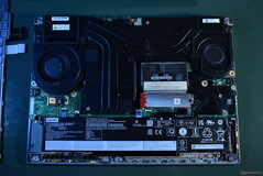 Lenovo ThinkPad P16 Gen 2: Dolna pokrywa zdjęta