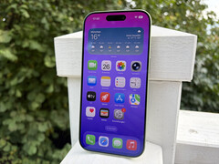 Według Apple, 6,3-calowy panel OLED iPhone&#039;a 17 osiąga jasność do 3000 nitów na zewnątrz (źródło obrazu: Notebookcheck)