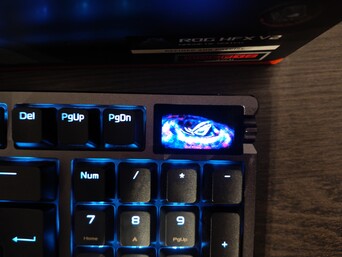 Wyświetlacz znacznie ułatwia dostosowywanie ustawień bezpośrednio na klawiaturze, a także może wyświetlać animacje. (Źródło obrazu: Notebookcheck)